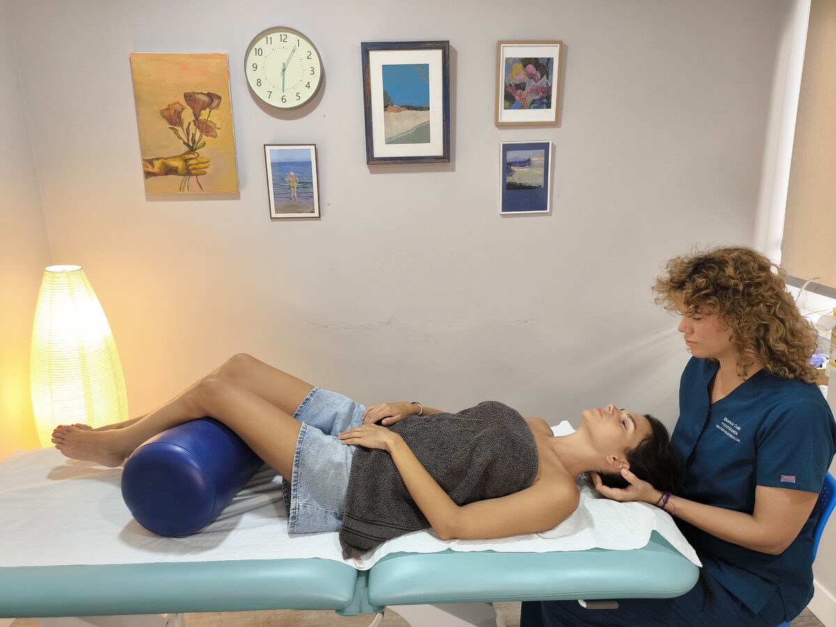 Blanca Codina realiza un tratamiento manual de la región cervical en consulta