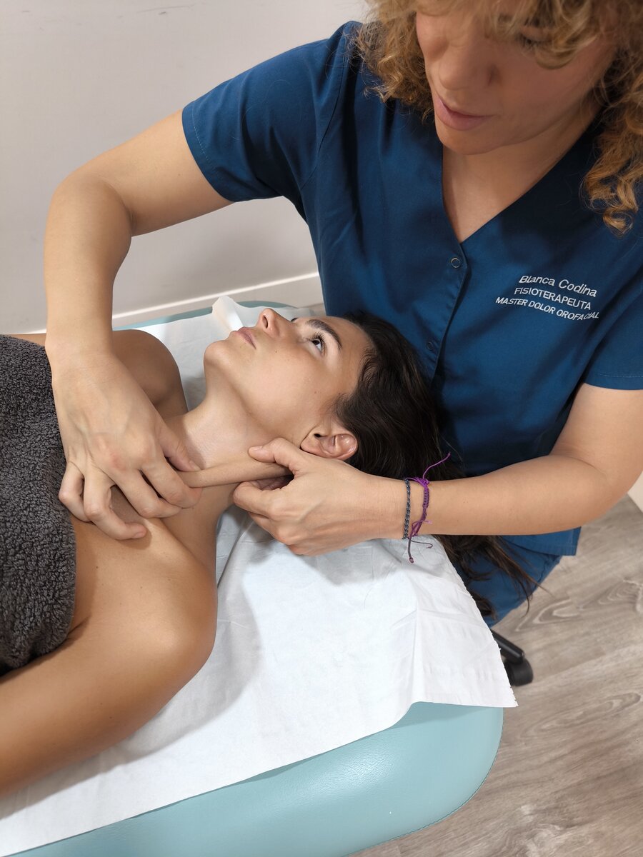 Blanca Codina aplica terapia manual en la región cervical de una paciente