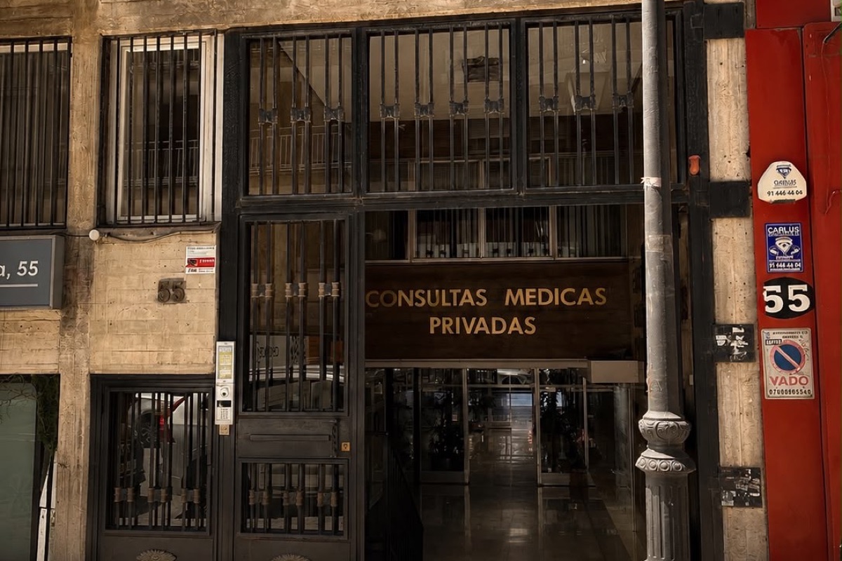 Portal del número 55 de la calle Hilarión Eslava, con el rótulo de consultas médicas privadas