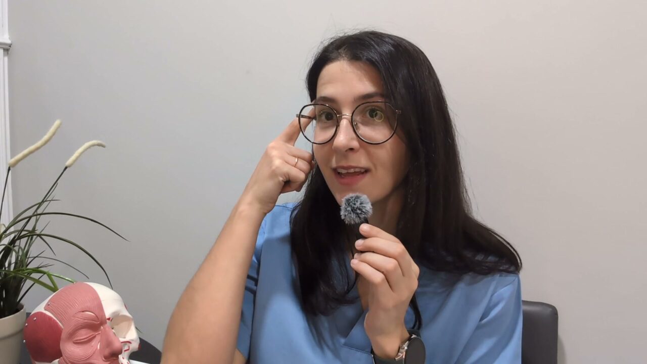 Ana Ureña explicando el papel del cerebro y el sistema nervioso en el bruxismo