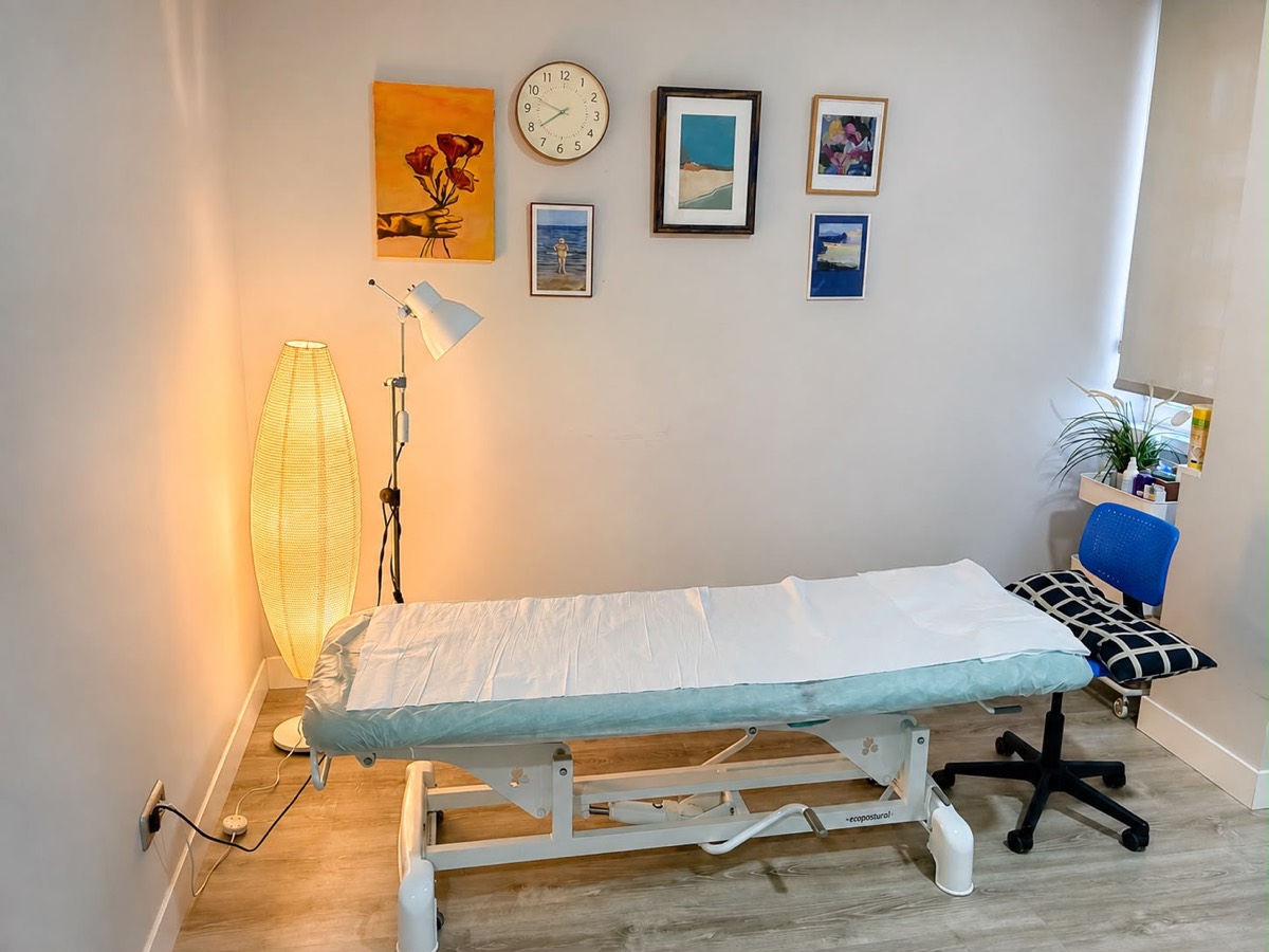 Sala de tratamiento individual de la clínica FisioCodina en Madrid